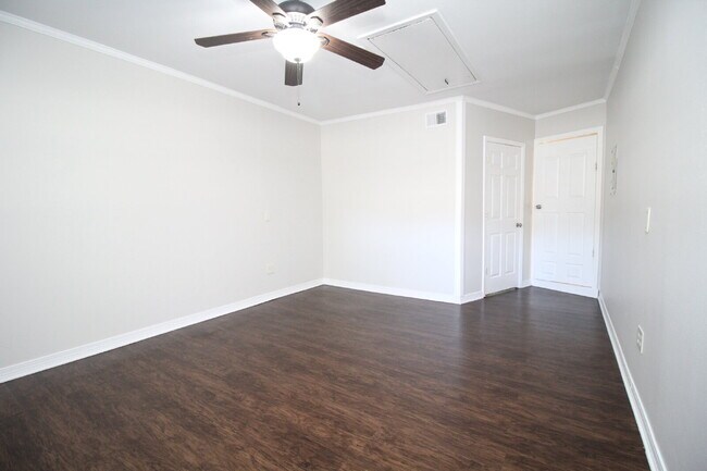 Building Photo - Spacious 3BR Townhome Near Pensacola State College with Flex Room, Private Balcony & Fenced Backy...