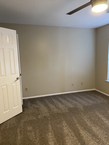 Master Bedroom - 3850 Creighton Rd