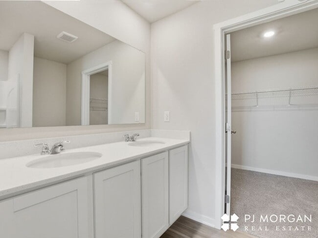 Building Photo - Spacious, Stylish, and Ready for You!