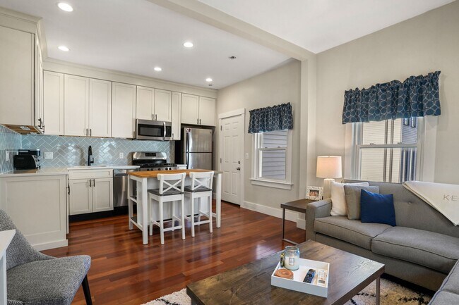 Building Photo - 596 E 2nd St