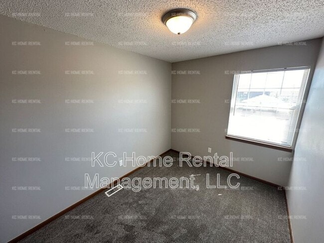 Building Photo - 502 Sky Vue Dr