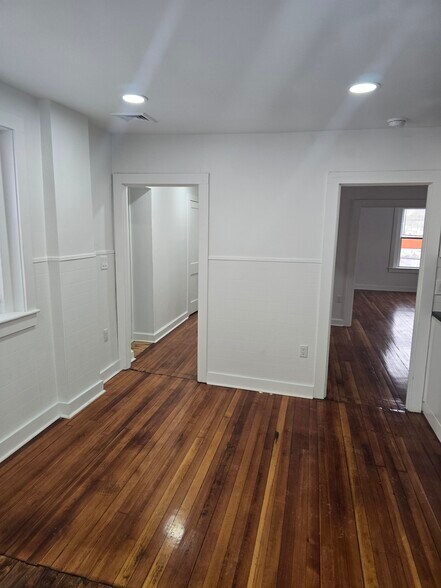 Building Photo - 56 Burnham St