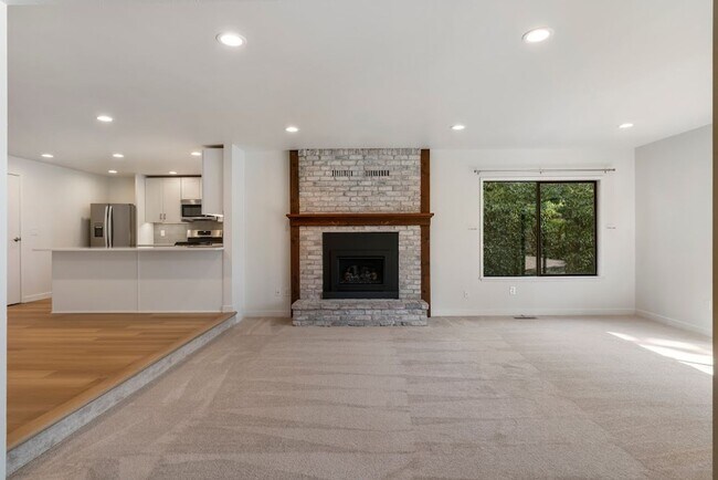 Building Photo - A Spacious Home in the Prestigious Sahalee...