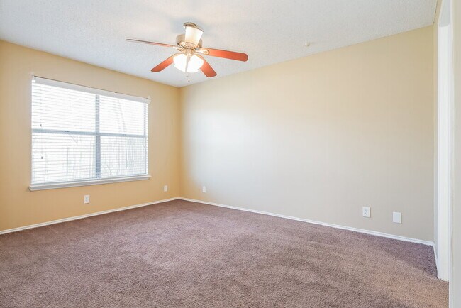 Building Photo - 1433 Grovecrest Dr