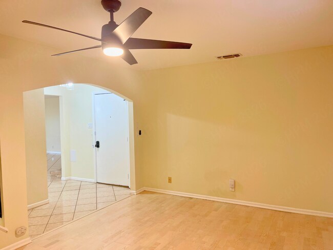 Building Photo - 5868 Royal Rdg Dr