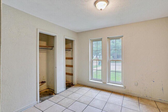 Building Photo - 757 Sandy Ln