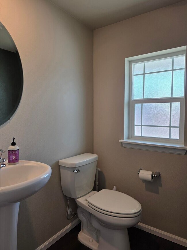 Building Photo - 4 Bedroom Home in Soundview Estates!