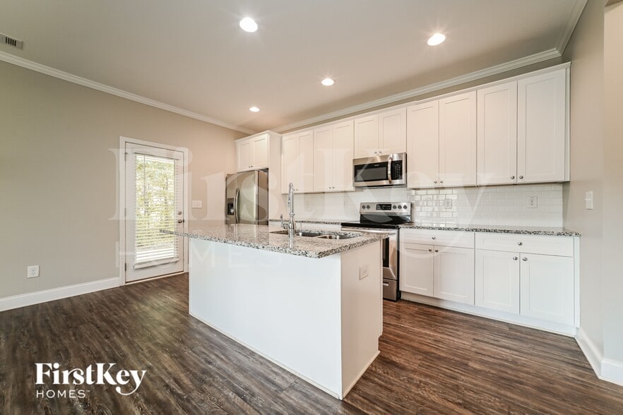Building Photo - 8 E Newnan Rd