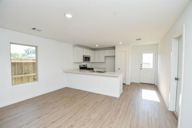 Building Photo - 1542 San Sebastien Dr