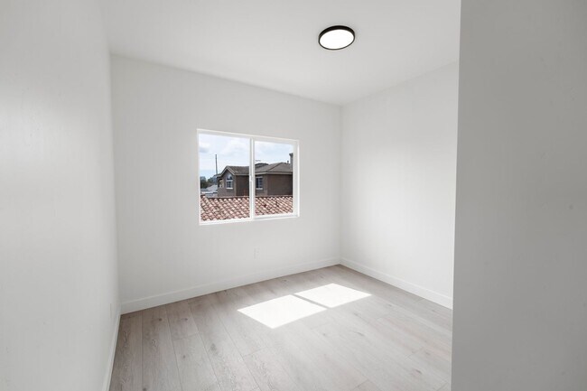 Building Photo - 2860 Webster Ave