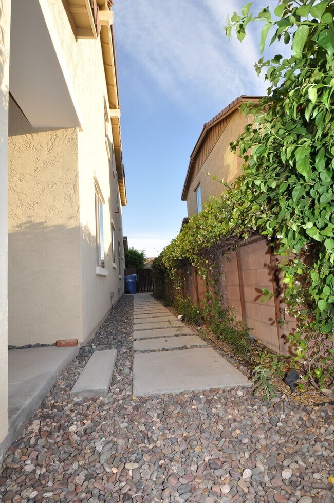 Building Photo - Stunning 5bed/3bath 2771 sq/ft Gilbert Home!