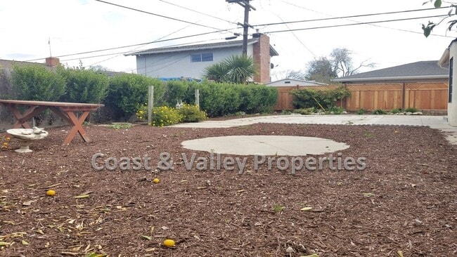 Building Photo - Lovely South Salinas Home!