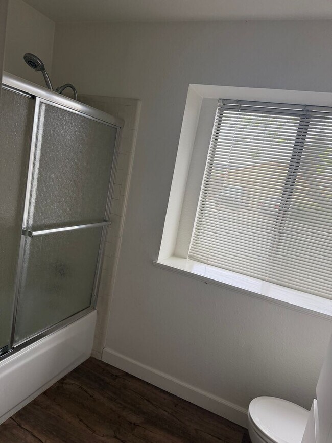 Building Photo - Great 2 Bedroom 2 bath duplex