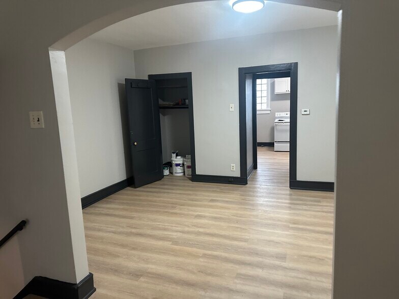 Building Photo - 4916 Winona Ave