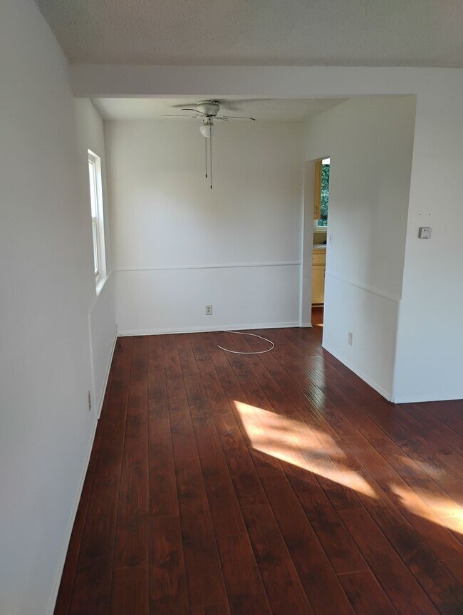 Building Photo - 18924-18934 Gault Street