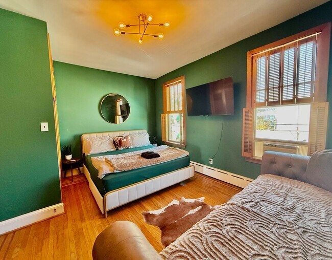 Building Photo - SPACIOUS & MODERN 3 BED/2.5 BA HOUSE w/ AC-Inlaid HARDWOOD Flooring-WASHER/DRYER & Rear PATIO in ...