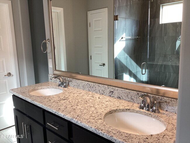 Building Photo - 116 Sarah Trl