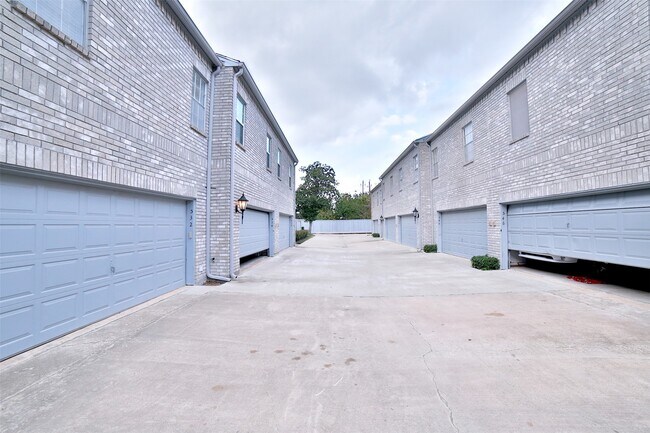 Building Photo - 532 Wilcrest Dr