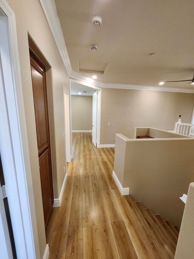 Building Photo - Luxurious 4-Bedroom View Home in Desirable...
