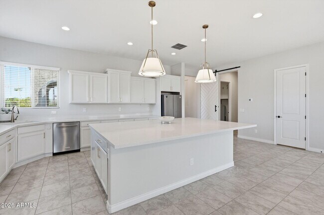 Building Photo - 10631 E Thatcher Ave