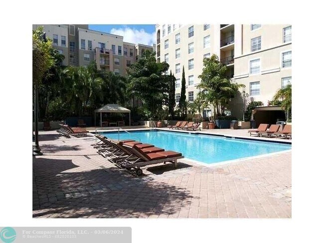 Building Photo - 520 SE 5th Ave