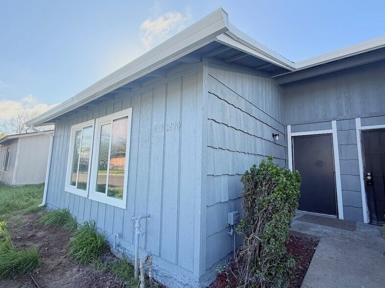 Building Photo - 1420 Lansing St