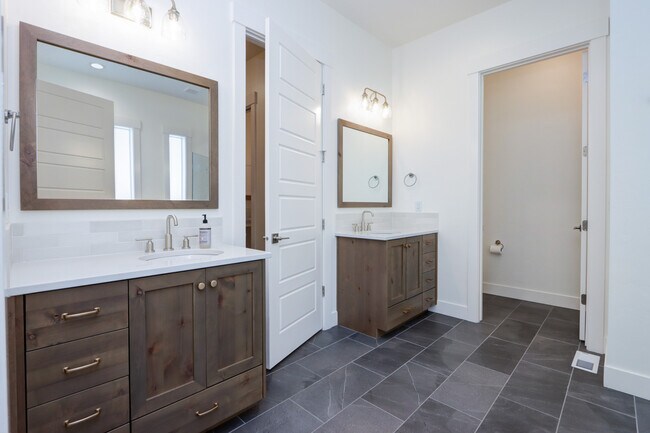 Building Photo - 12090 W Endsley St