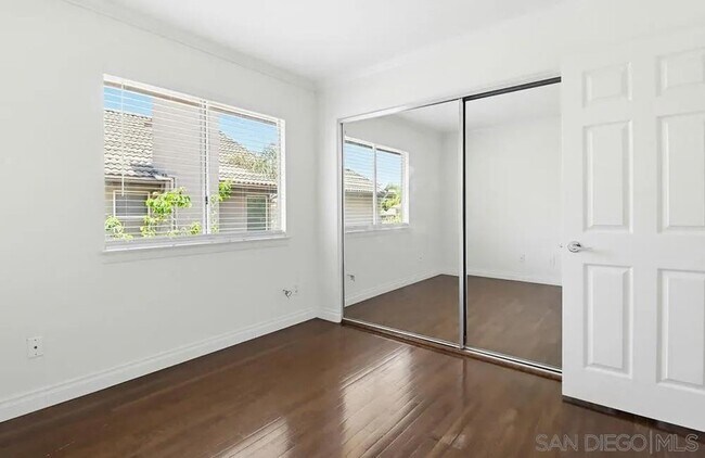 Building Photo - 1100 Corrales Ln