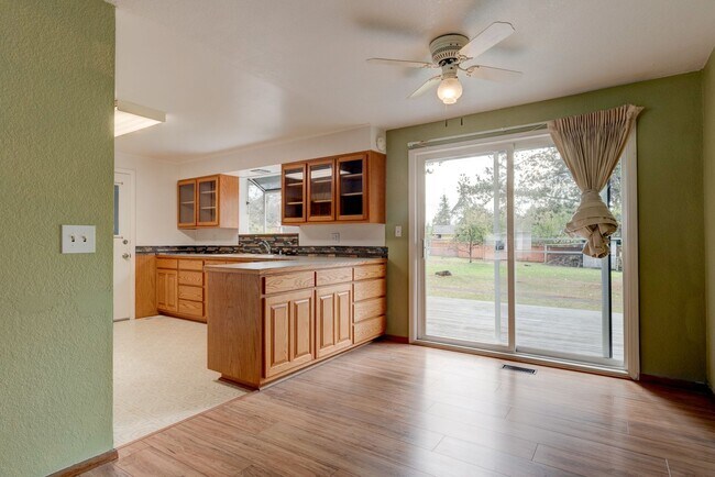 Building Photo - 3 Bedroom Single Story House w/Large Fence...