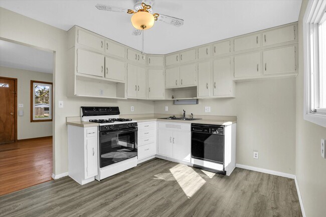 Building Photo - 9 Glenview Dr
