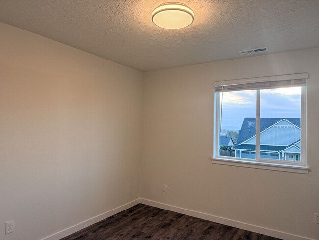 Building Photo - 505-507 NW Hillcrest Dr