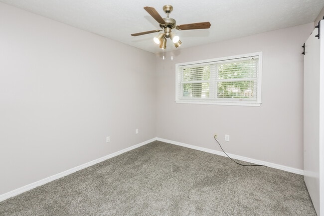 Building Photo - 406 Trailwood Dr