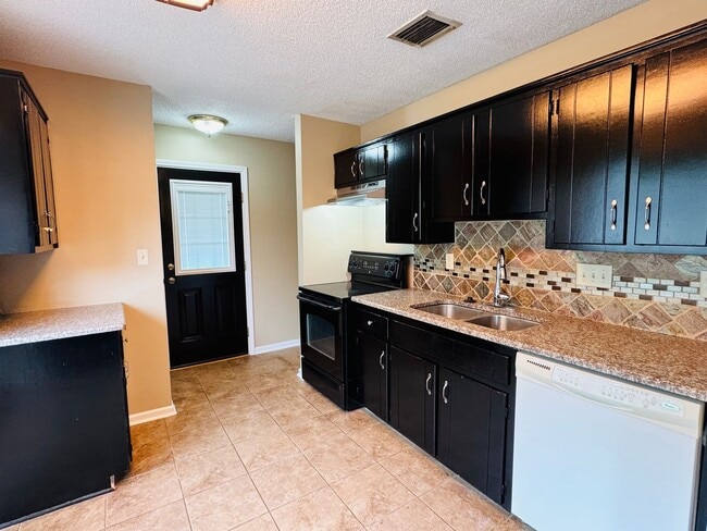 Building Photo - 3- Bedroom Gem !!