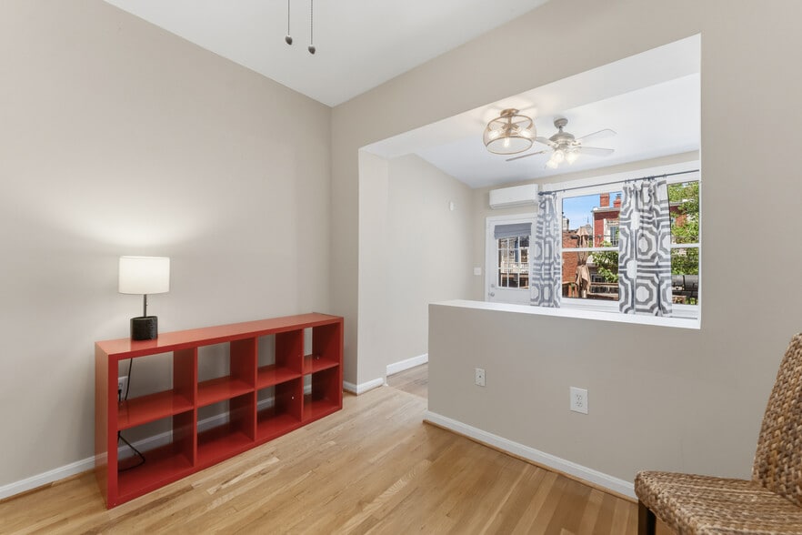 Top floor back bedroom 5 - 11 R Street NW