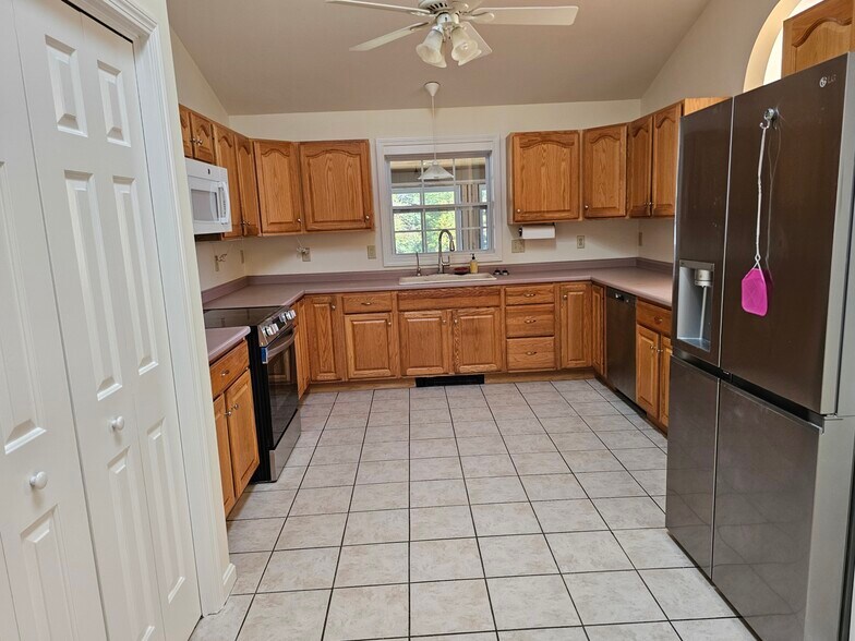 Kitchen - 585 High St