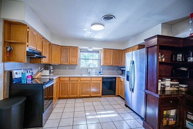 Building Photo - 4 Bedroom 2 Bathroom