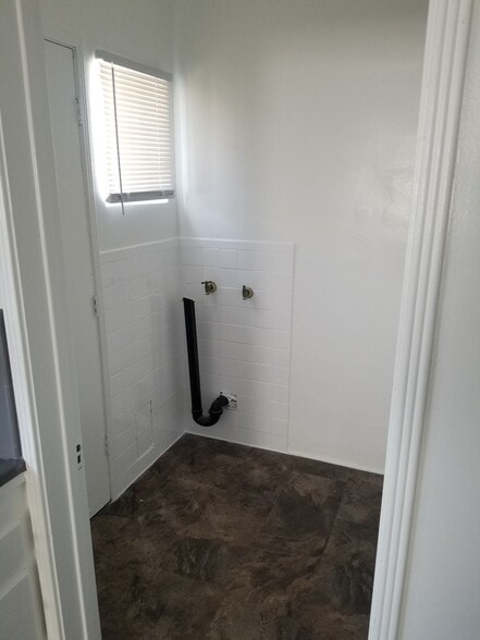 Building Photo - 572 W 1st St