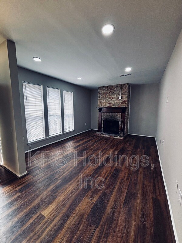 Building Photo - 817 Pleasant St