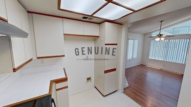 Building Photo - Charming 1Bd Upstairs Condo w/ Den & Garage