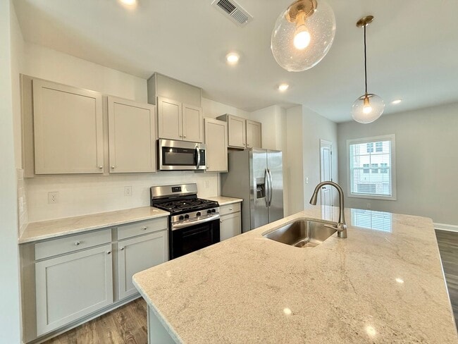 Building Photo - **OFFERING RENT PROMOTION FOR FIRST 6 MONT...