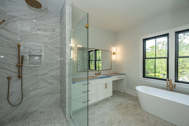 master bathroom - 3584 Henrietta Hartford Rd