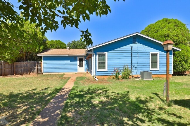 Building Photo - 3 bed/1.5 bath, 2 living home