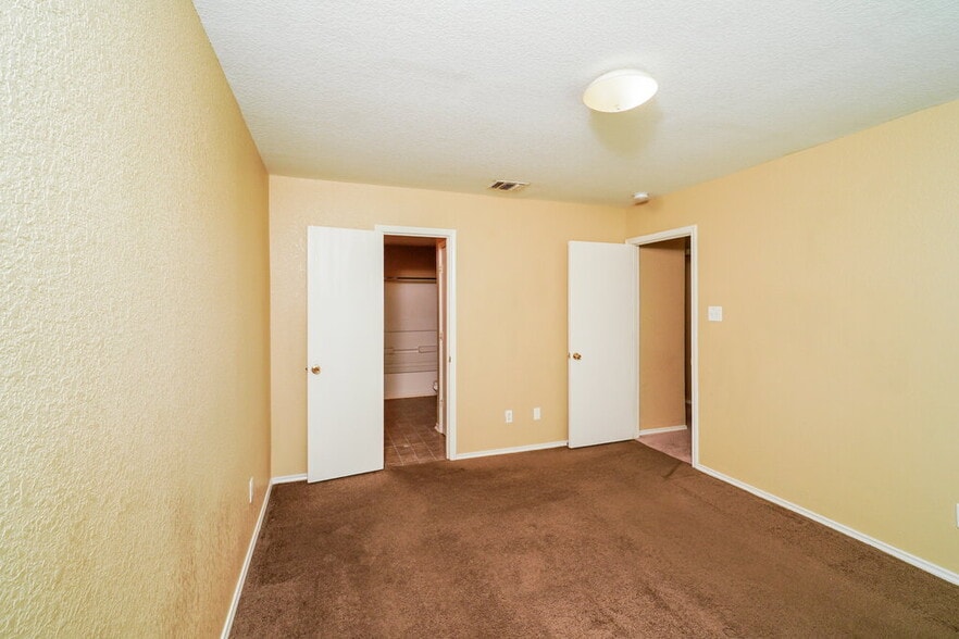 Building Photo - 8007 Heights Valley