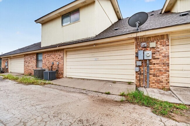 Building Photo - 3202 Tealwood Pl