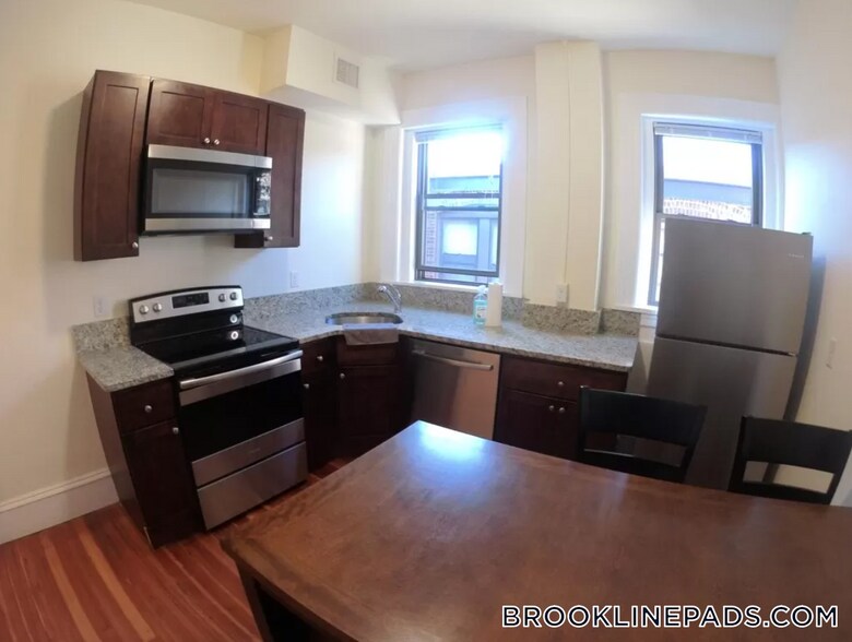 Building Photo - 1463 Beacon St