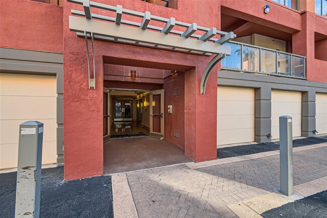 Building Photo - 2 Bedroom Mid-Rise Condo at PARK AVENUE!