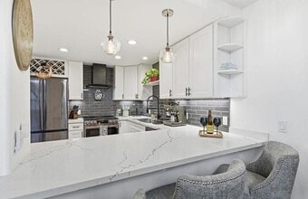 Building Photo - 744 Eastshore Terrace