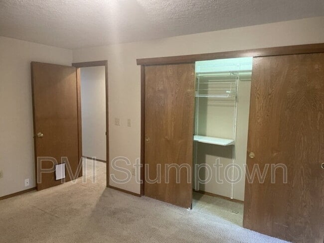 Building Photo - 14745 SW Surrey Ct