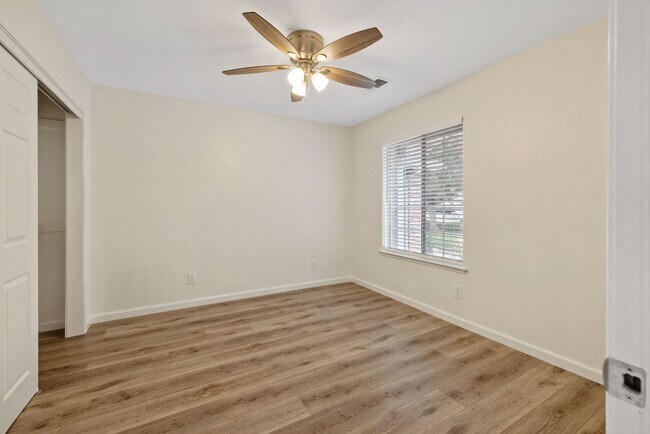 Building Photo - Pet Friendly, Updated NW Visalia Home Avai...