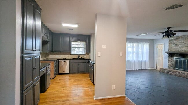 Building Photo - ***LABOR DAY SPECIAL! $600 OFF FIRST FULL ...